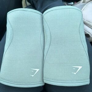 Size Medium 5 mm Gym Shark Knee Sleeves